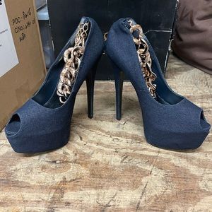 Platform heels with gold anklet